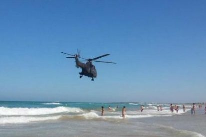 El peligroso vuelo rasante del teniente coronel por la playa en su helic&oacute;ptero