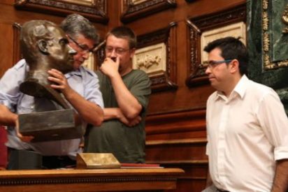 Colau 'desahucia' el busto de Juan Carlos I del salón de Plenos del Ayuntamiento