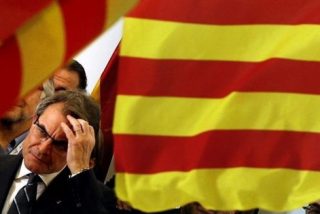 Unos folios descubiertos en una caja fuerte de la sede de CDC acorralan a Artur Mas