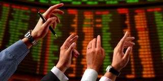 Las ca&iacute;das vuelven al Ibex 35 tras el cierre plano del d&iacute;a anterior y ponen en riesgo los 11.200