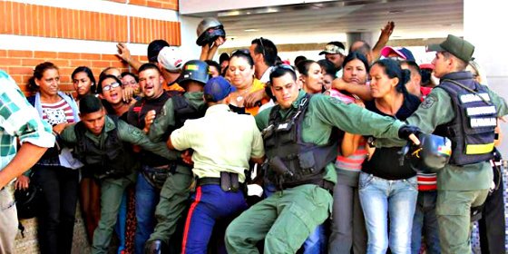 Matan por aplastamiento a una mujer en una cola ante un supermercado de Venezuela