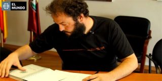 Los okupas de Manuela Carmena: pintonas camisetas Pull & Bear, olor a gel y m&oacute;vil fino