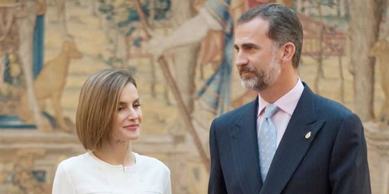 Una divertida paparazzi sorprende a Felipe y Letizia cambia de tercio