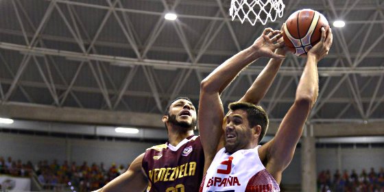 Un palmeo genial de Reyes salva del desastre a la peor Espa&ntilde;a