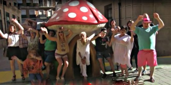 Seguro que hace siglos que no ves un vídeo tan friki... Y con una política de protagonista