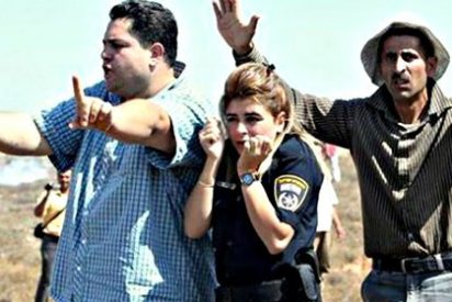Palestinos protegen a una polic&iacute;a israel&iacute;: Todo al 'rev&eacute;s' y por eso la foto se ha hecho viral
