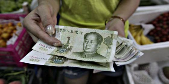China devalúa el yuan casi un 2% para reactivar su economía