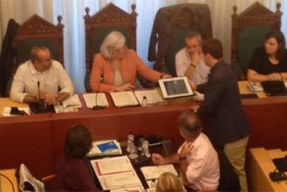 As&iacute; se cachondean los separatistas del Ayuntamiento de Badalona cuando el PP les hace entrega del retrato del Rey: "Numerito de pan y circo"