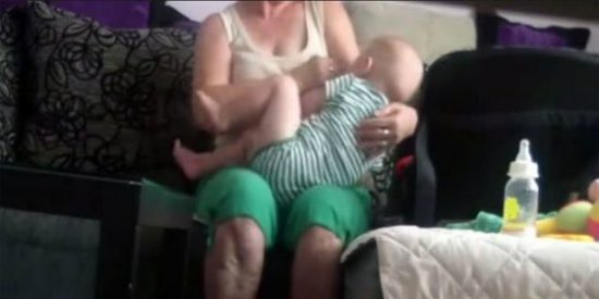 La diab&oacute;lica ni&ntilde;era que maltrata a un pobre beb&eacute;: "Duerme y calla, cabr&oacute;n"