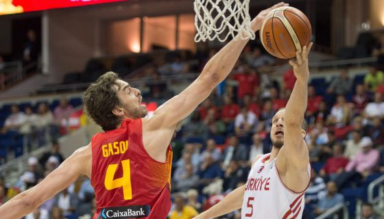 Espa&ntilde;a logra la primera victoria del Eurobasket arrollando (77-104) a Turqu&iacute;a