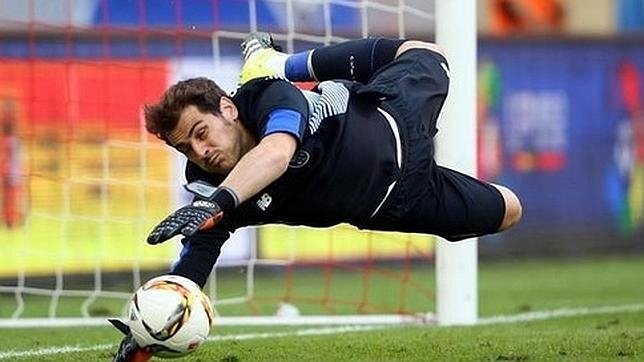 El ex madridista Iker Casillas deja una gran parada en el estreno del Oporto en Champions