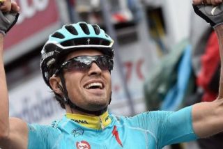 Brutal caída de Mikel Landa y adiós amargo al Giro: el ciclismo español pierde a su referencia en la primera etapa