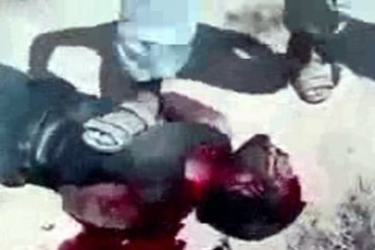 El salvaje emir le corta las orejas a un prisionero: "&iquest;Puedes o&iacute;rme?"