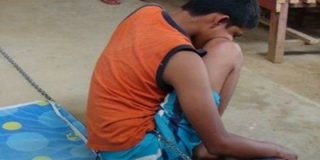 Encadenan al ni&ntilde;o en una iglesia porque creen que est&aacute; pose&iacute;do