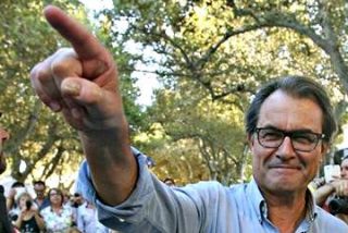 Al descorbatado Artur Mas no le importa quebrar Catalu&ntilde;a con tal de mantenerse en el trono