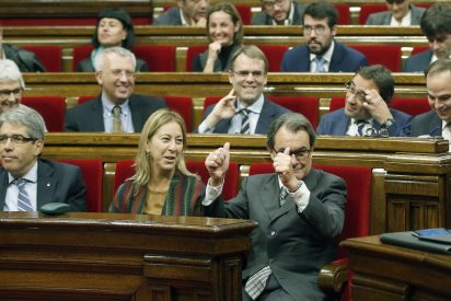 El Parlament catalán paraliza durante 48 horas la tramitación de la 'independencia' de la República de Cataluña