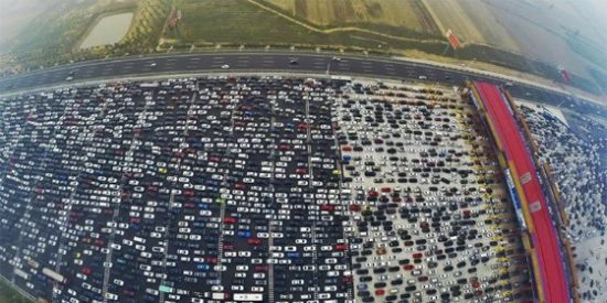 [V&iacute;deo] El atasco en una autopista china de 50 carriles que dej&oacute; atrapados a miles de conductores