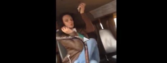 El v&iacute;deo de la mujer que trata de hablar por tel&eacute;fono 'puesta' de droga can&iacute;bal