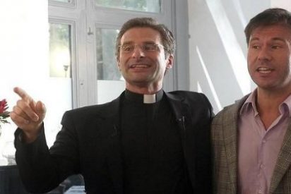 El cura soberanista con novio catal&aacute;n sale del armario y monta un cirio