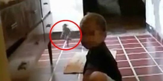 El duende que ha capturado en v&iacute;deo una aterrada madre grabando a su hijo