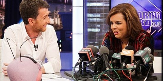 Hachazos a Aznar, devoci&oacute;n por Rajoy, muchos momentos inc&oacute;modos y un baile en la visita de Soraya S&aacute;enz de Santamar&iacute;a a 'El Hormiguero'