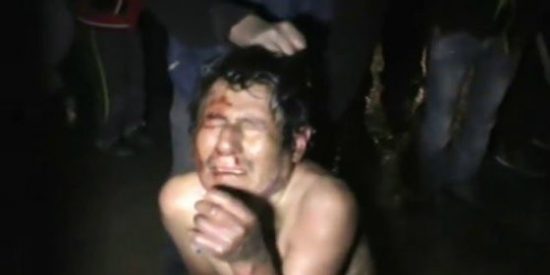 El aterrado ladr&oacute;n de retrovisores al que dan correazos tras quemarle