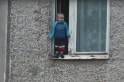 El v&iacute;deo del ni&ntilde;o que juega en la cornisa de un octavo piso pone los pelos de punta