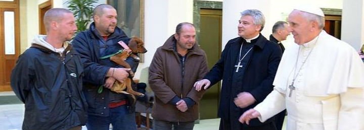Francisco visit&oacute; a las 30 personas sin hogar que se alojan en el albergue inaugurado en el Vaticano