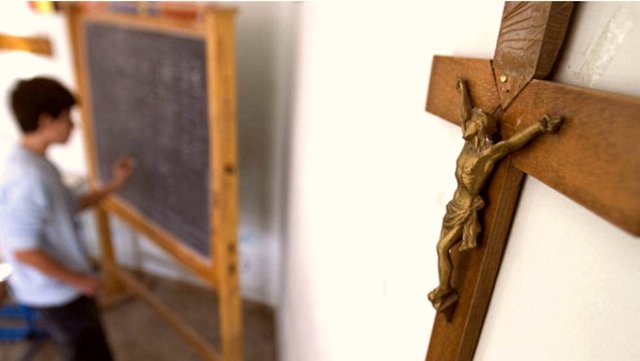 Los espa&ntilde;oles, divididos sobre el futuro de la asignatura de Religi&oacute;n