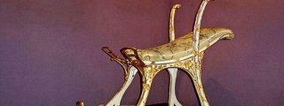 La silla sexual del p&iacute;caro rey para 'ventilarse' a dos putas a la vez en el burdel