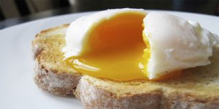 Tutorial: C&oacute;mo pochar (o escalfar) un huevo