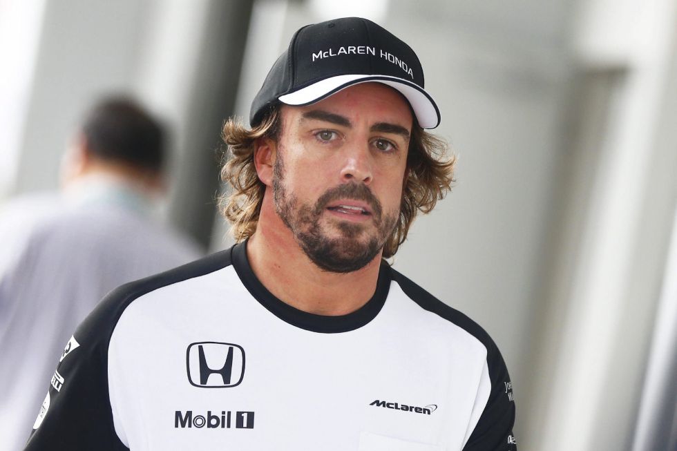 Fernando Alonso se retira en los entrenamientos libres en el Gran Premio de Brasil con su MP4-30 ardiendo