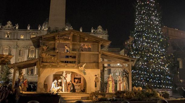 El Vaticano ilumina su abeto y su bel&eacute;n