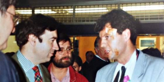 Alfonso de Salas, Pedrojota Ram&iacute;rez, por aquel entonces director de 'El Mundo', y John M&uuml;ller, en el aeropuerto de Barajas, recibiendo a Alfonso Rojo que llegaba herido de Sarajevo, en junio de 1992.