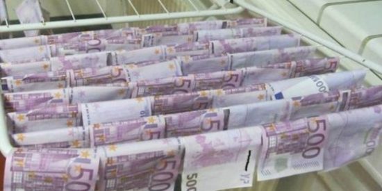 Se encuentra 100.000 euros flotando en el r&iacute;o y se lanza de cabeza