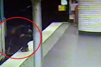 [V&iacute;deo] El carterista le roba la cartera en el metro y luego le salva la vida