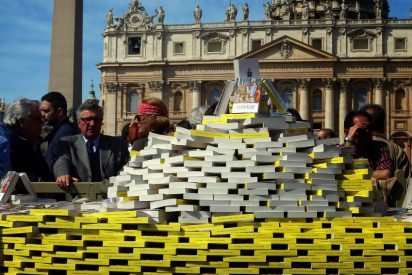 El Papa, a los j&oacute;venes: "La Biblia es un libro extremadamente peligroso"
