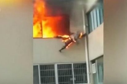El bombero envuelto en llamas salta desde la ventana tras salvar a una familia