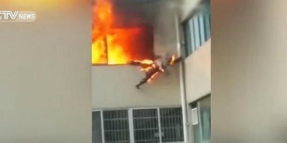 El bombero envuelto en llamas salta desde la ventana tras salvar a una familia