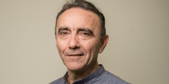 Paco Flores presenta su libro "A las ocho me visten de hombre "