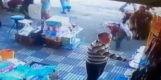 Con esta mala leche deja la mora morado y espatarrado al tipo que le toca el culo