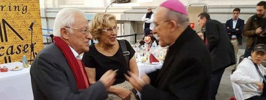 Carmena, Osoro y el padre &Aacute;ngel brindan por la paz ante 250 sin techo en Cibeles