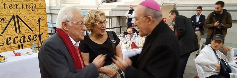 Carmena, Osoro y el padre &Aacute;ngel brindan por la paz ante 250 sin techo en Cibeles