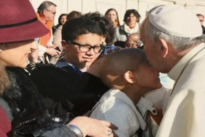 El milagroso caso de la ni&ntilde;a que se ha curado de c&aacute;ncer tras ser bendecida por el Papa Francisco