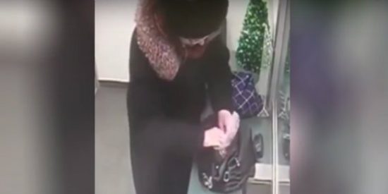 El ins&oacute;lito atraco en un banco de una descarada anciana muy navide&ntilde;a