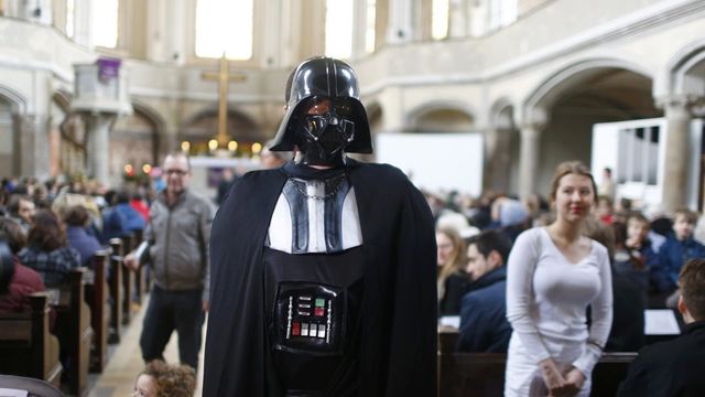 Cientos de personas en la primera misa "Star Wars" en una iglesia protestante alemana