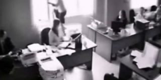 As&iacute; se tira por la ventana de su oficina esta rubia tras haber sido despedida