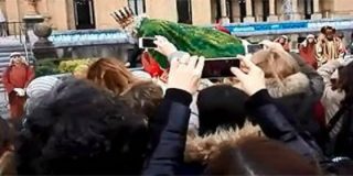 [V&iacute;deos] Las dos ca&iacute;das del patoso mago Melchor en San Sebasti&aacute;n