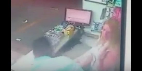 El v&iacute;deo del ratero que muere de un infarto atracando a una guapa rubia