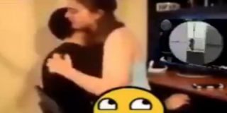 As&iacute; fornica el descarado con su p&aacute;nfila novia mientras juega a la PlayStation